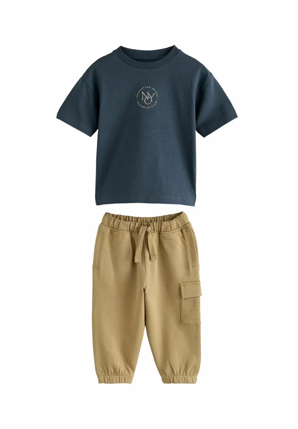REGULAR FIT - SHORT SLEEVE AND UTILITY JOGGERS SET - Cargohose - navy/tan