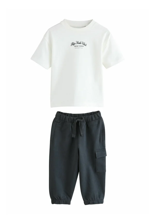 REGULAR FIT - SHORT SLEEVE AND UTILITY JOGGERS SET - Cargohose - white/black