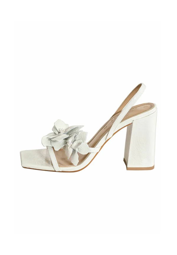 REGULAR FIT - SIGNATURE PREMIUM FLOWER DETAIL BLOCK HEEL - Riemensandalette - ivory