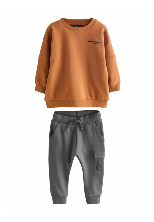 REGULAR FIT -UTILITY JOGGERS SET  - Trainingsanzug - rust brown