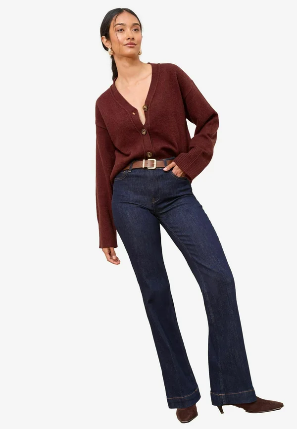 REGULAR FIT - V-NECK - Strickjacke - berry red