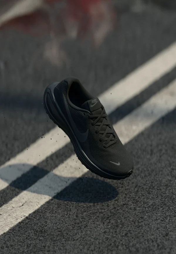 REVOLUTION 8 - Laufschuh Straße - black/anthracite