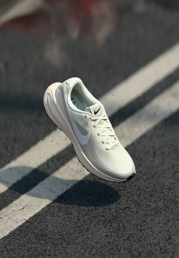 REVOLUTION 8 - Laufschuh Straße - sail/white/pale ivory/black/photon dust