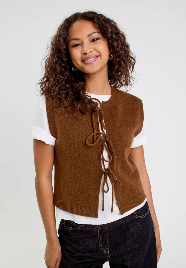 ÄRMELLOSE - Strickjacke - marron