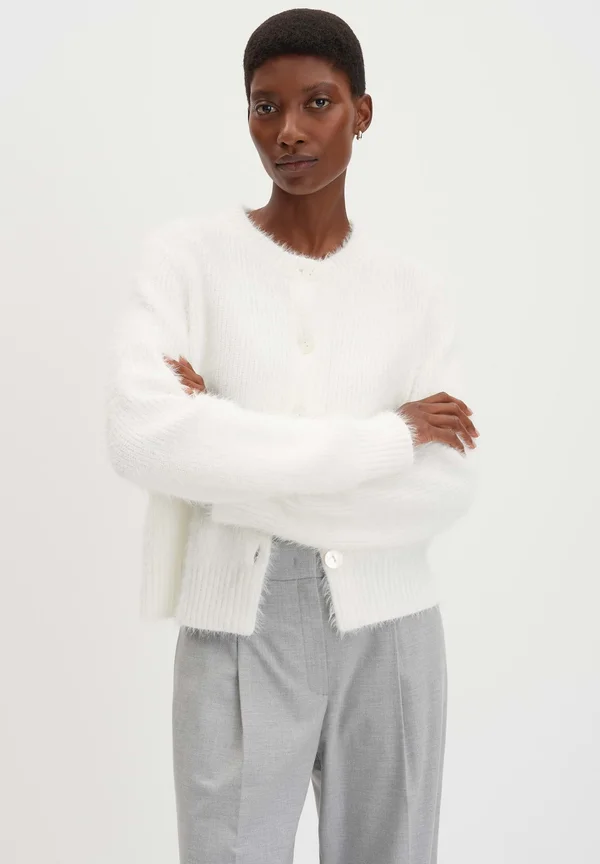 RUNDHALSAUSSCHNITT - Strickjacke - milk