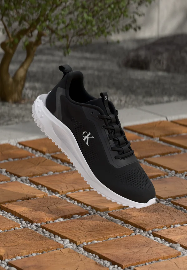 RUNNER - Sneaker low - black/bright white