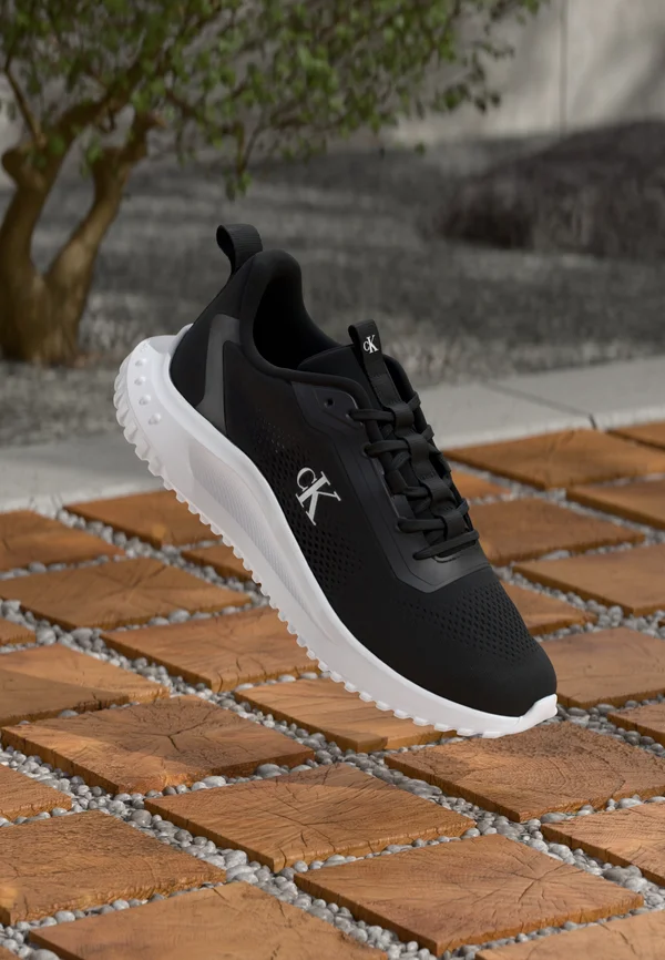 RUNNER - Sneaker low - black/bright white