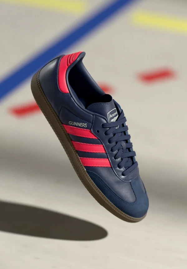 SAMBA LICENSED - Indoor-Fußballschuhe - night indigo/pure ruby