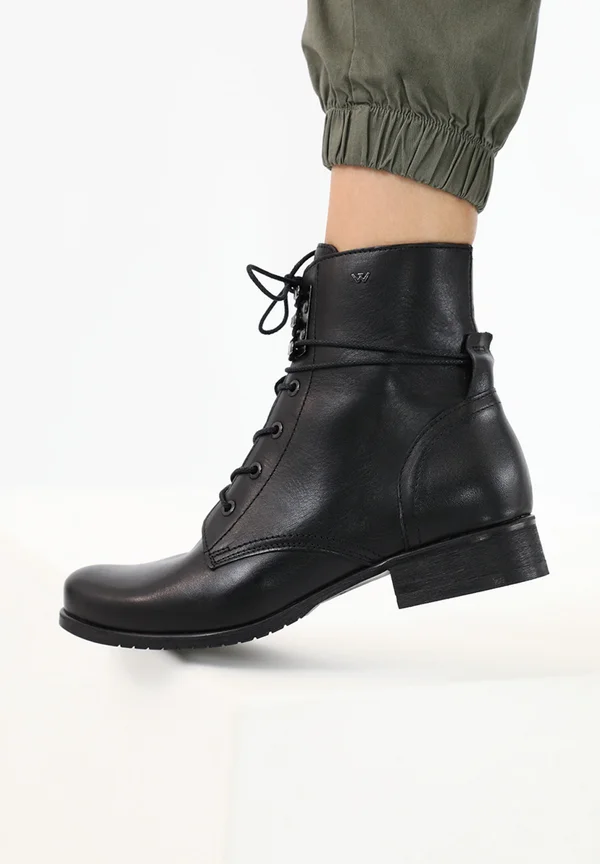 Schnürstiefelette - black