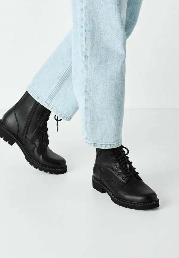 Schnürstiefelette - black