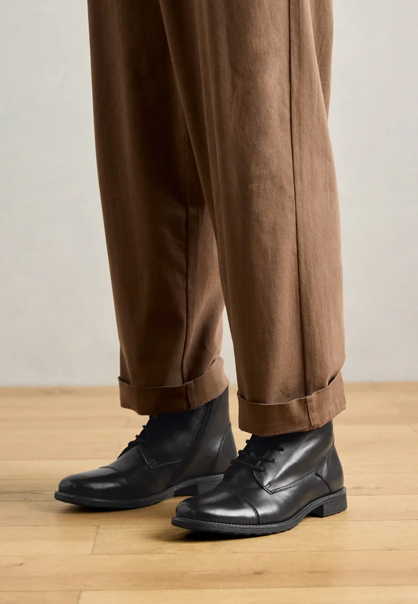 Schnürstiefelette - black