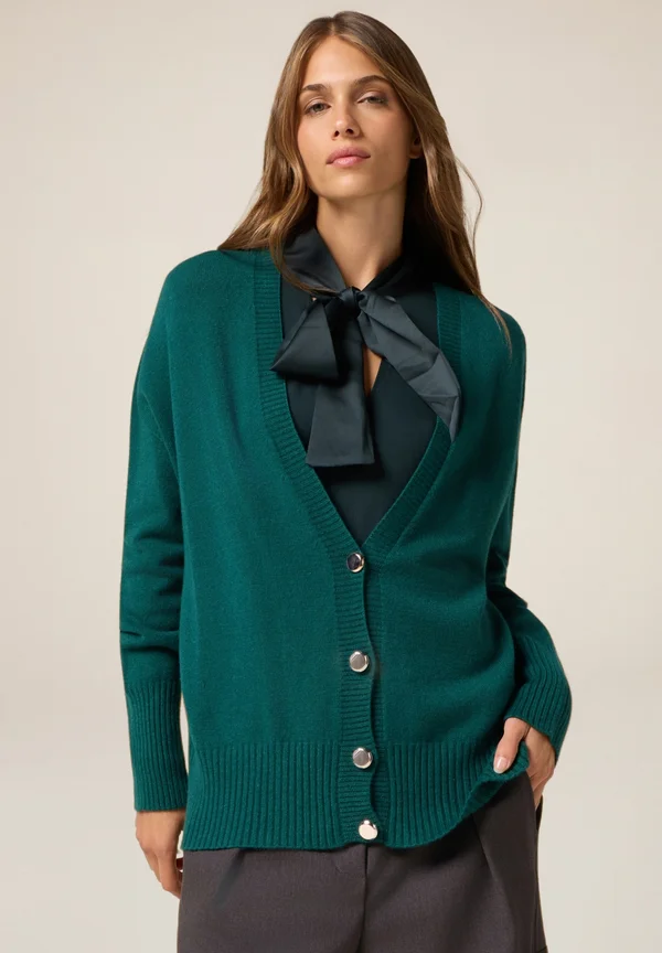 SCOLLO A V CON BOTTONI DORATI - Strickjacke - verde