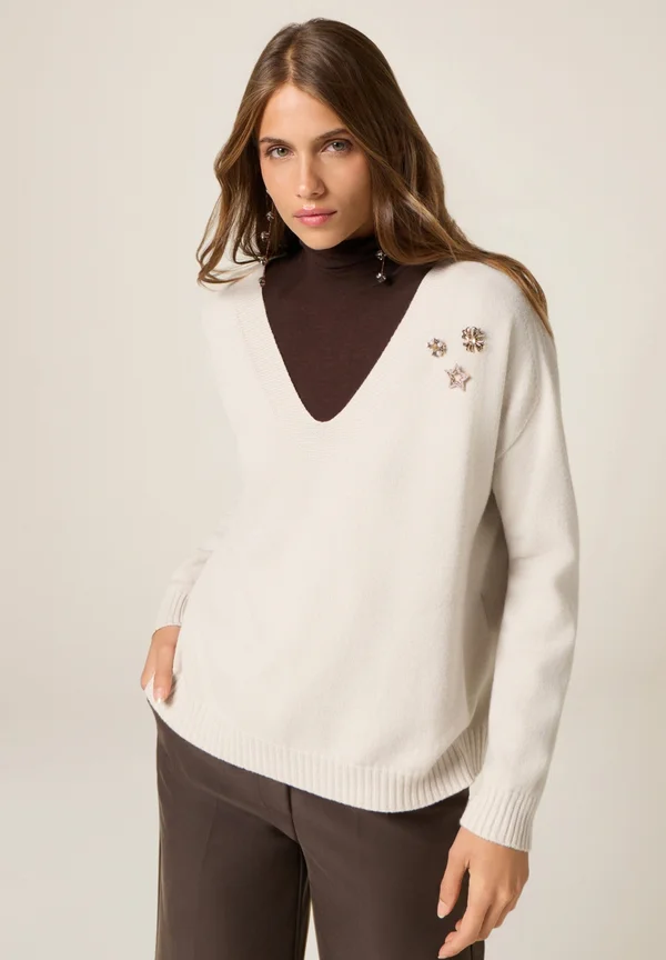 SCOLLO A V CON SPILLE DECORATIVE - Strickpullover - beige