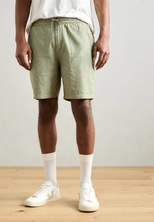 SEASONAL CORE BERMUDA - Shorts - green