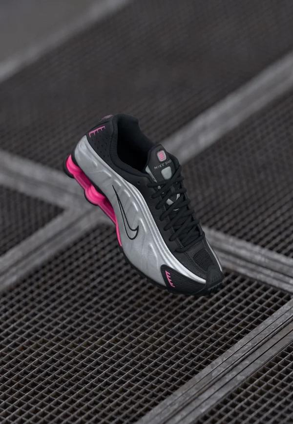 SHOX R4 - Sneaker low - black/metallic silver-coloured/pinksicle
