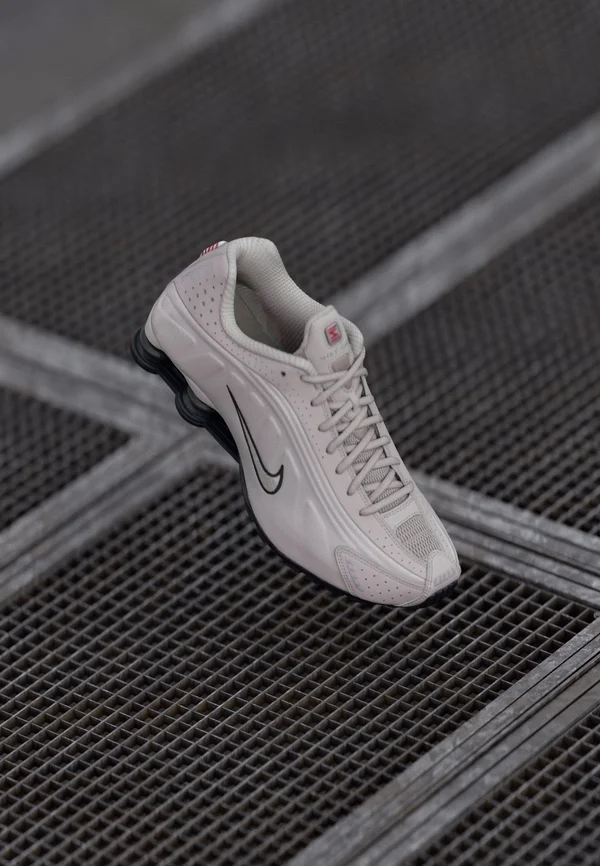 SHOX R4 - Sneaker low - college grey/black/university red/metallic silver