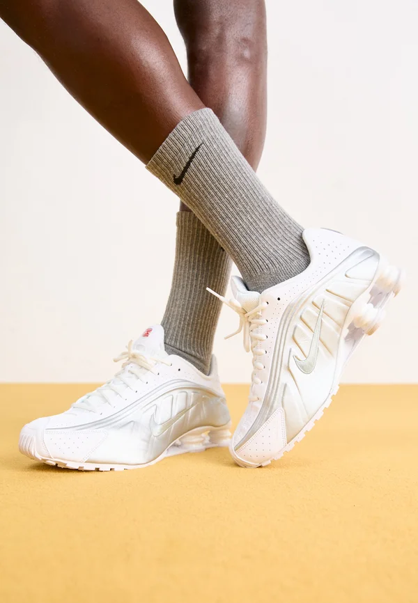 SHOX R4 UNISEX - Sneaker low - white/metallic silver/white/bright crimson