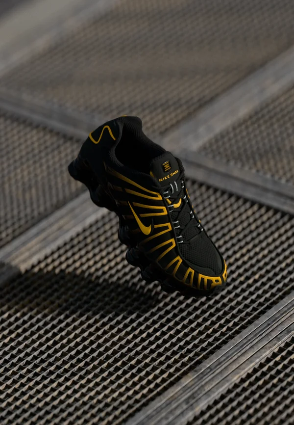 SHOX TL - Sneaker low - black/university gold