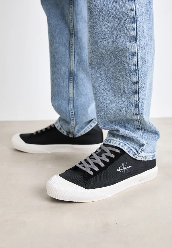 SKATER  - Sneaker low - black/bright white