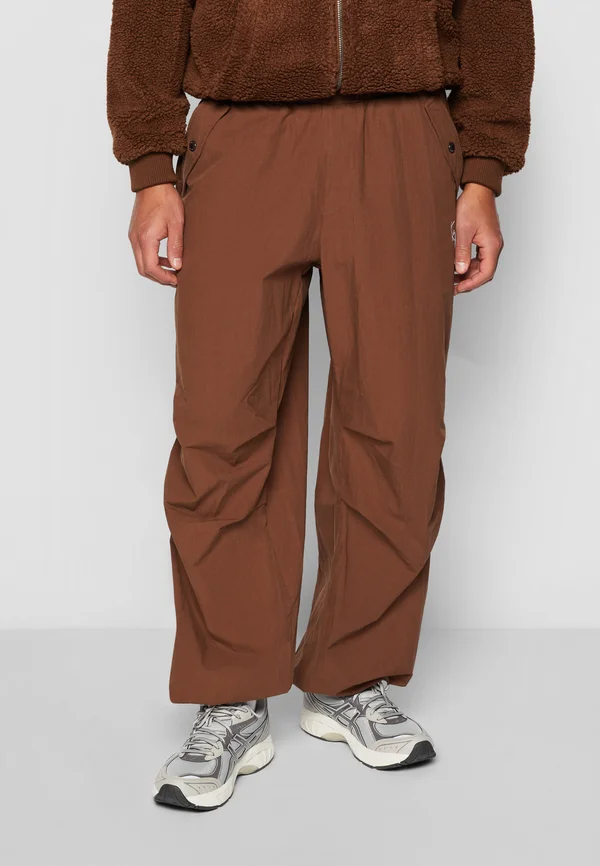 SMALL SIGNATURE PARACHUTE - Stoffhose - brown