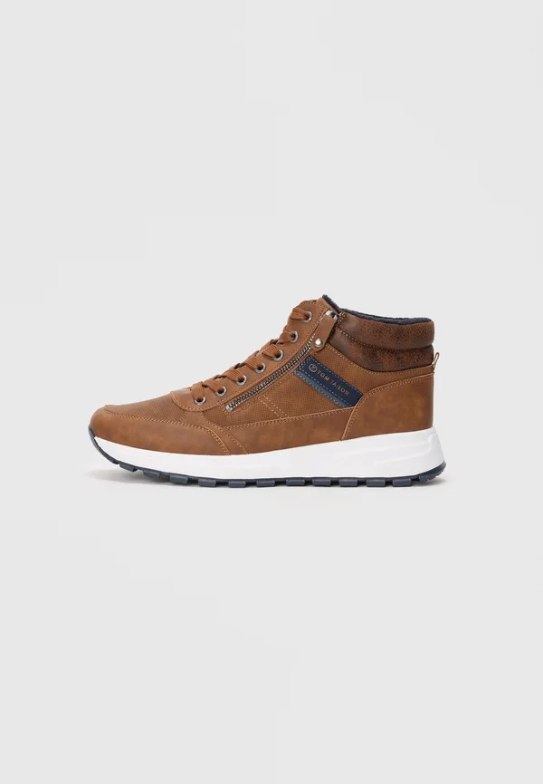 Sneaker high - nuts