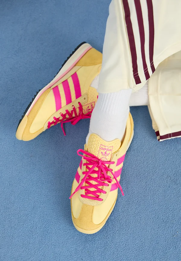 Sneaker low - almost yellow/core black/shock pink