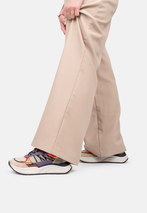 Sneaker low - beige with black
