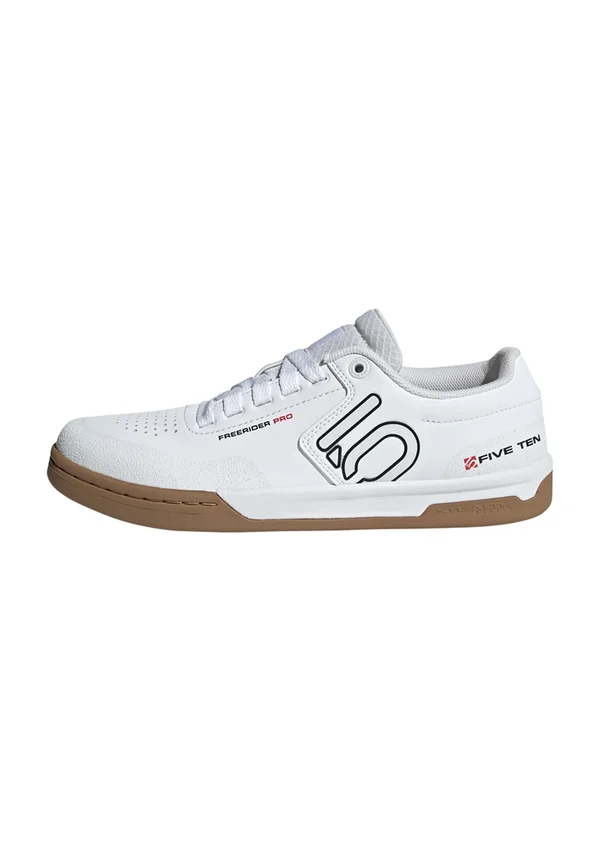 Sneaker low - cloud white core black red