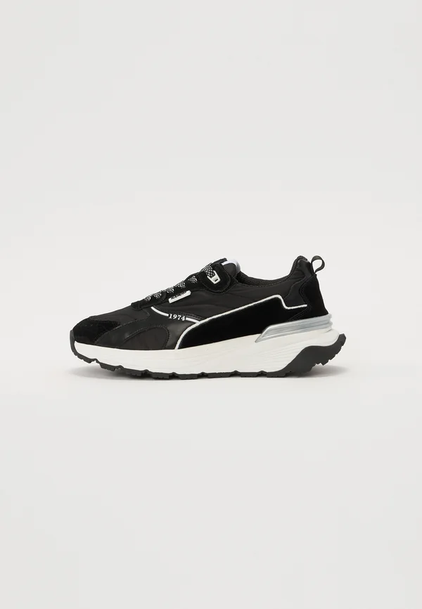 Sneaker low - comb black