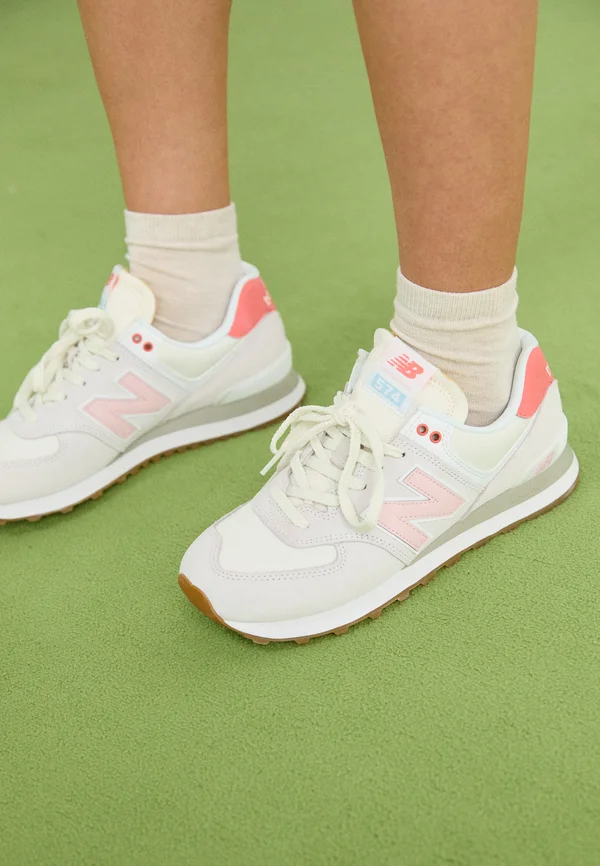 Sneaker low - reflection