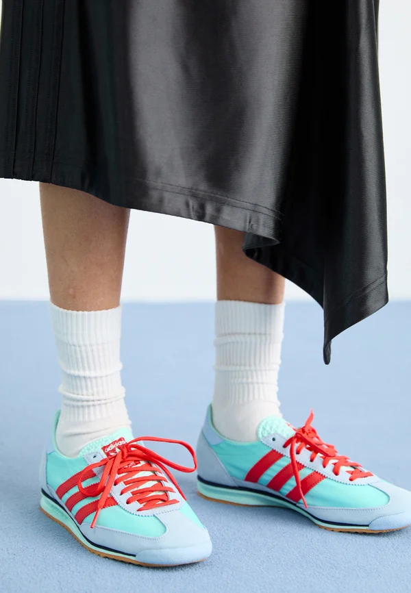 Sneaker low - semi flash aqua/bright red/clear sky
