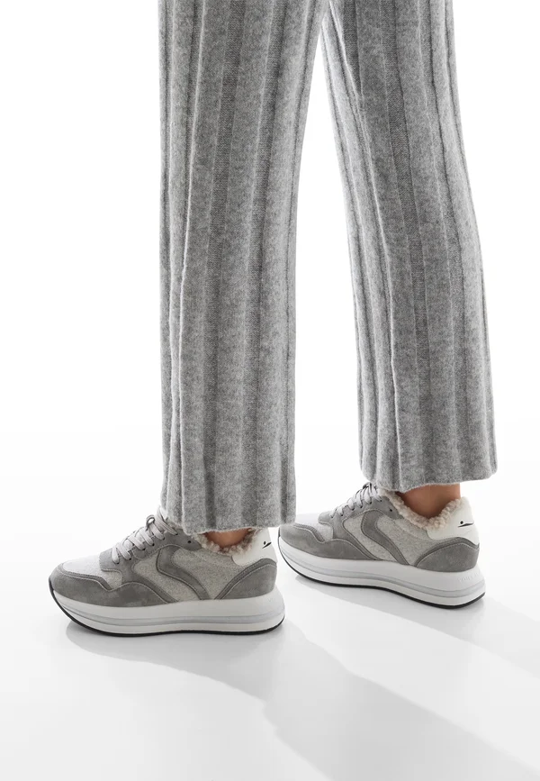 SNEAKER - Sneaker low - grau