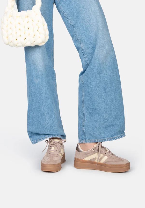 SNEAKERS - Sneaker low - taupe