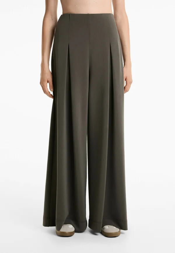 SOFT-TOUCH WIDE-LEG PLEATED - Stoffhose - grey