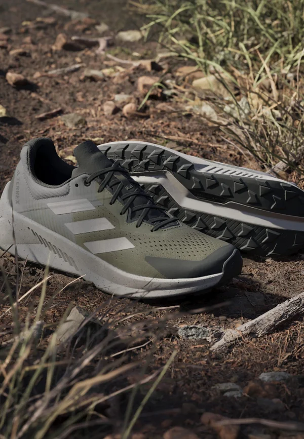 SOULSTRIDE FLOW TRAIL - Laufschuh Trail - olive strata beige charcoal solid grey