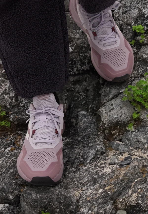 SOULSTRIDE - Laufschuh Trail - preloved fig/grey one/quiet crimson