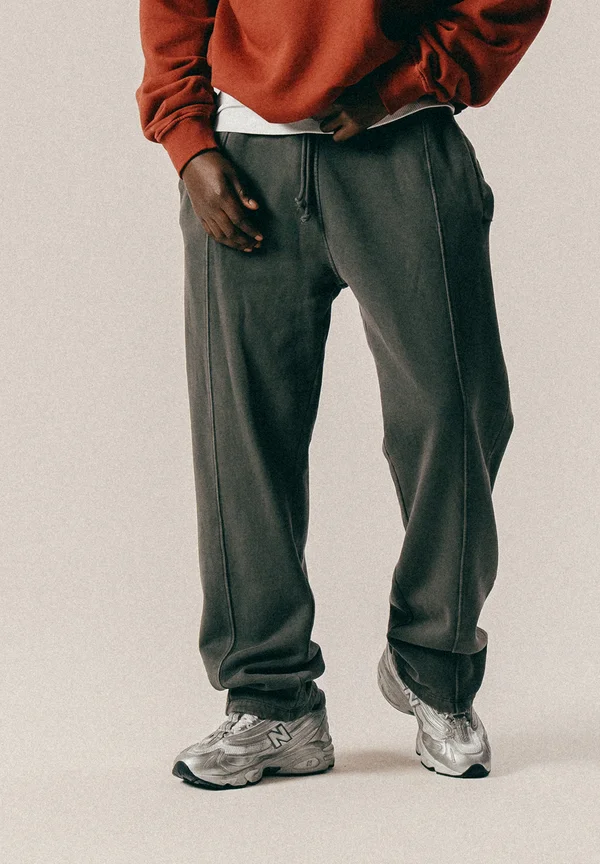 SOURCE  - Jogginghose - black