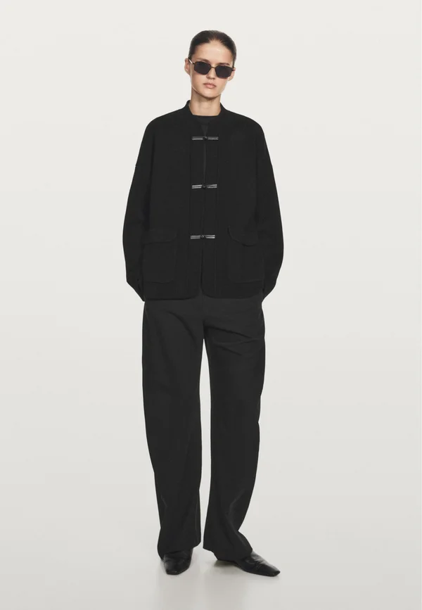 STANDING COLLAR WITH BUTTON DETAILS - Strickjacke - black