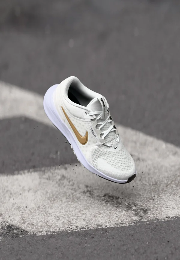 STAR RUNNER 5 UNISEX - Laufschuh Straße - platinum-coloured tint/metallic gold-coloured/black