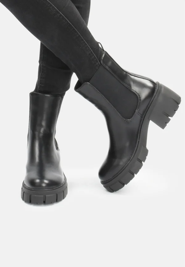Stiefelette - black