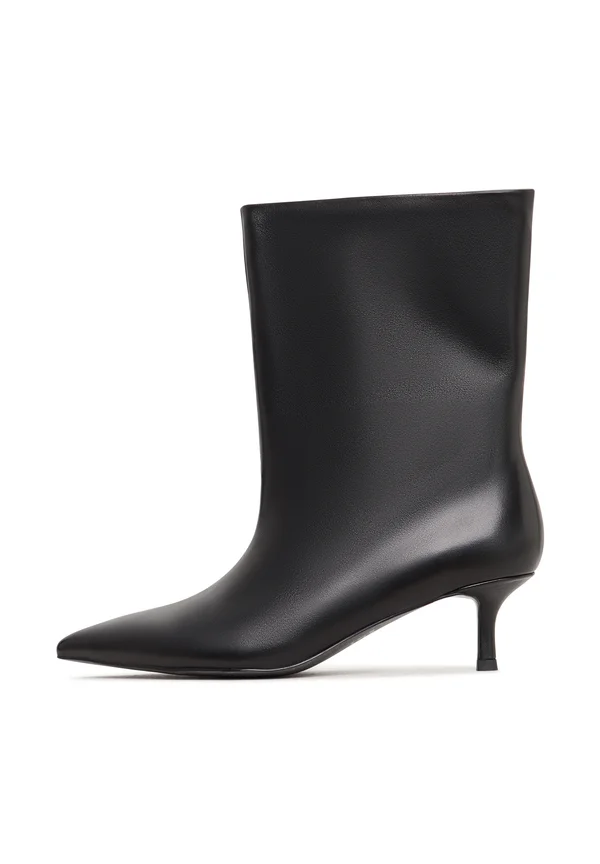 Stiefelette - black