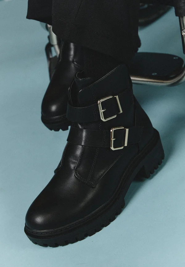 Stiefelette - black
