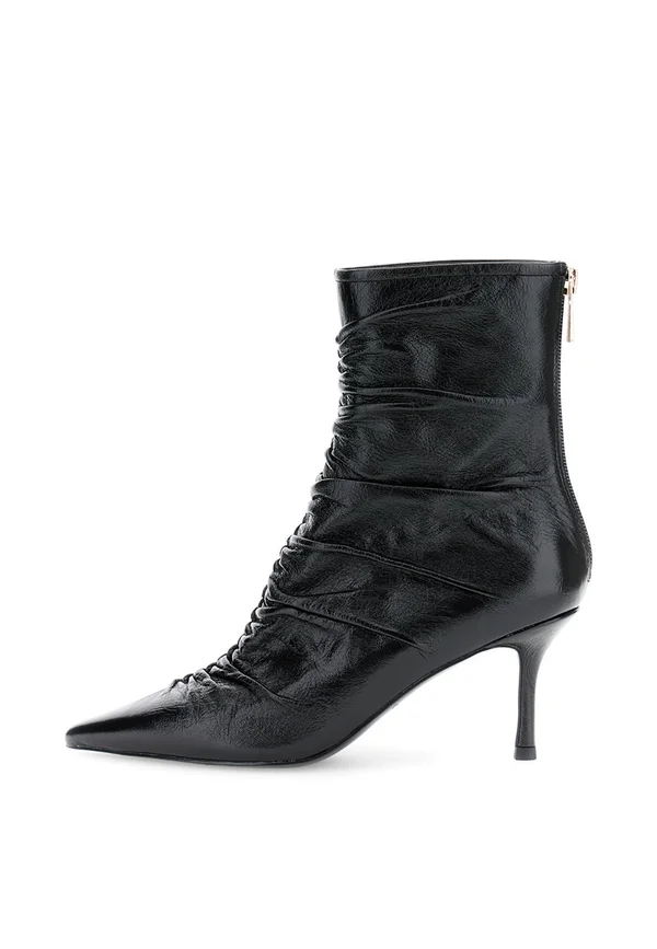 Stiefelette - black