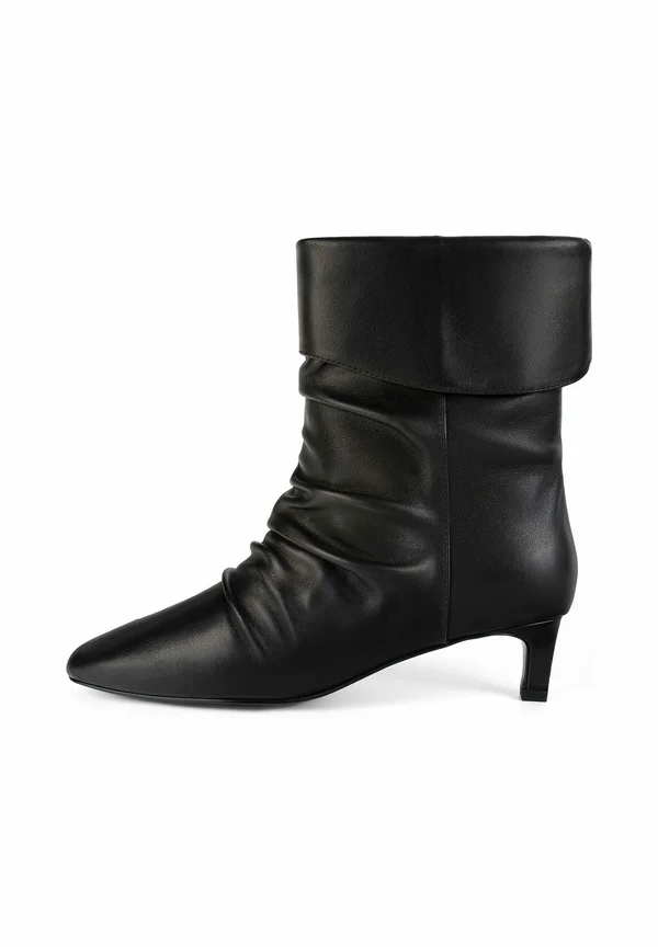 Stiefelette - black