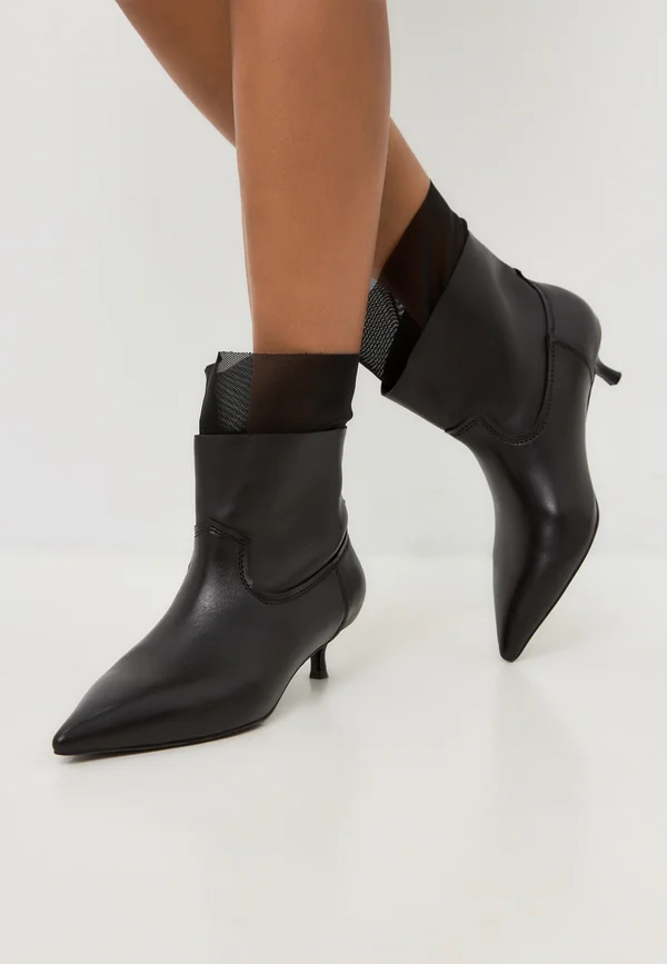 Stiefelette - black