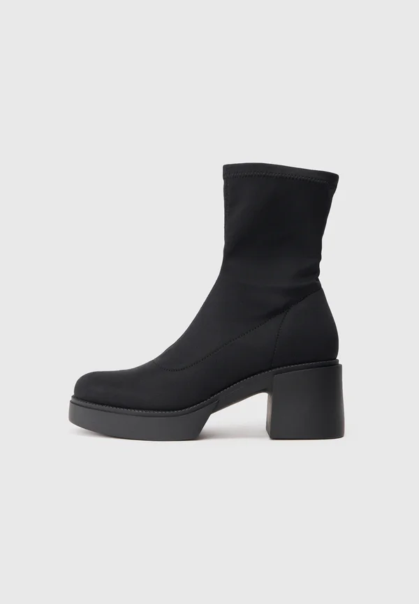 Stiefelette - black