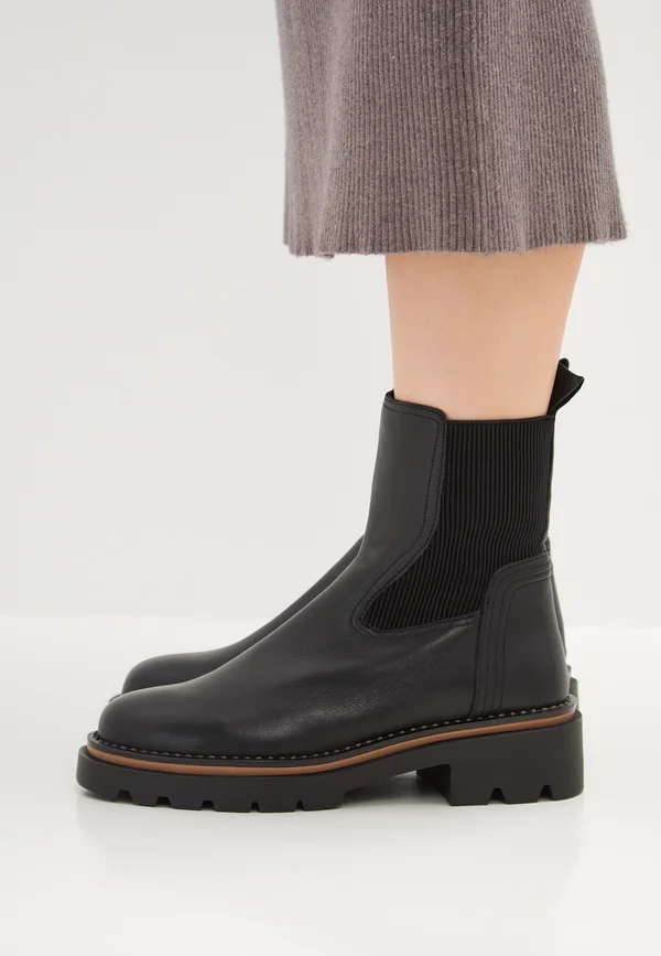 Stiefelette - black