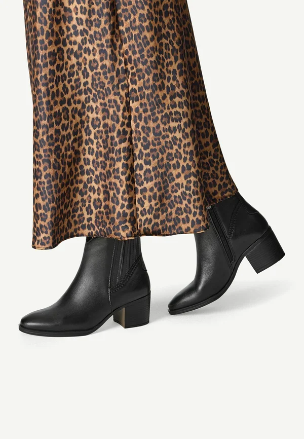 Stiefelette - black