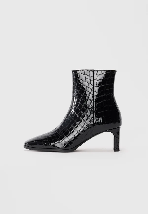 Stiefelette - black