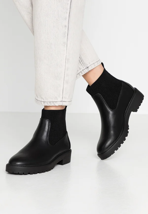 Stiefelette - black